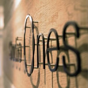 勝どき・晴海エリアで選ばれるダンススタジオ「ONES DANCE STUDIO」の壁面ロゴ看板。月島第一小学校の運動会ダンス監修も務める地域密着のダンス教室です。